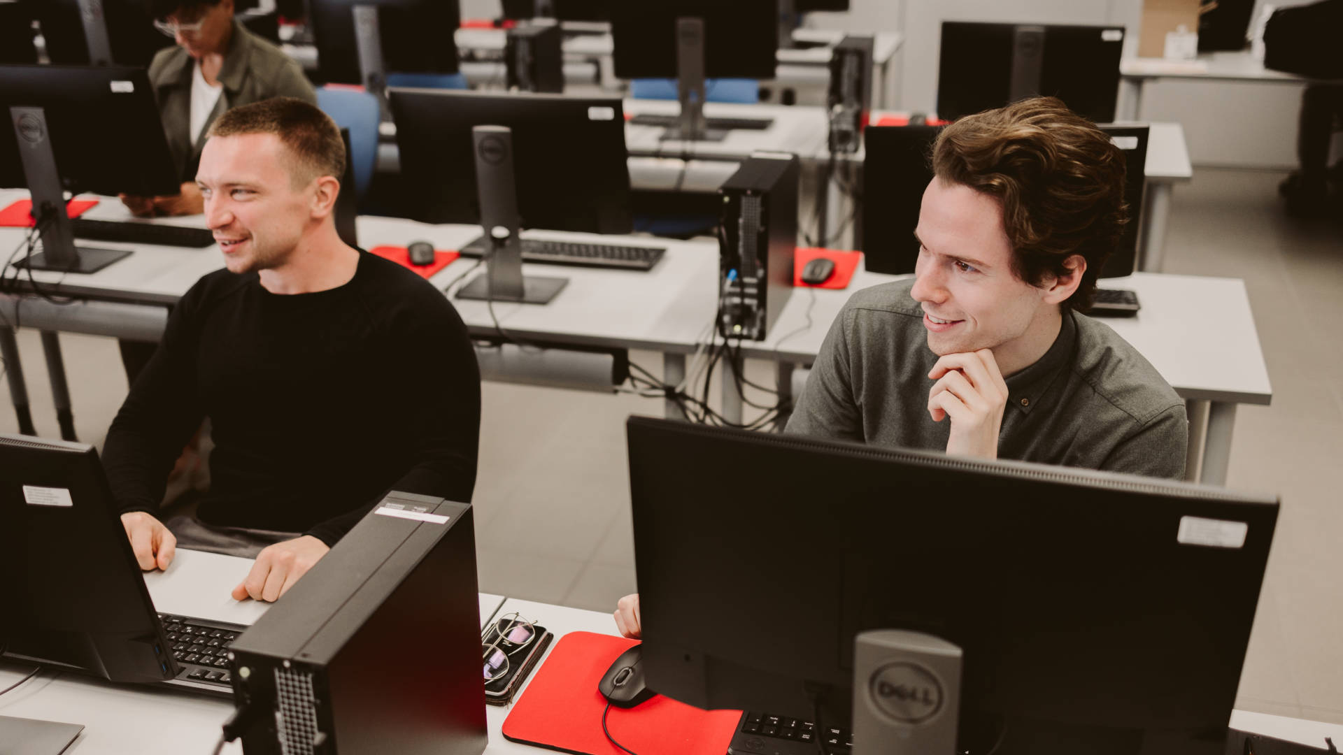 Kaksi Edusalon opiskelijaa istuu tietokoneen ääressä.