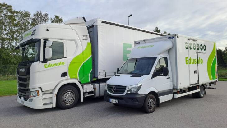 Yhdistelmä ajoneuvo sekä pieni kuorma-auto
