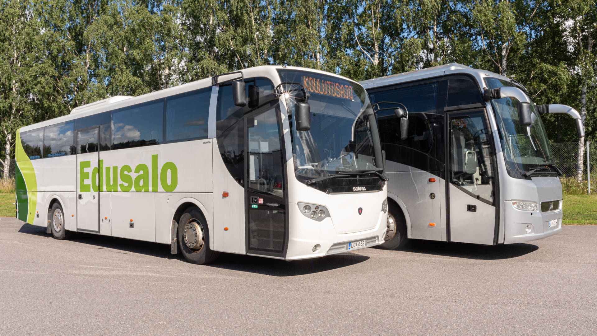 Kaksi Edusalon linja-autoa.
